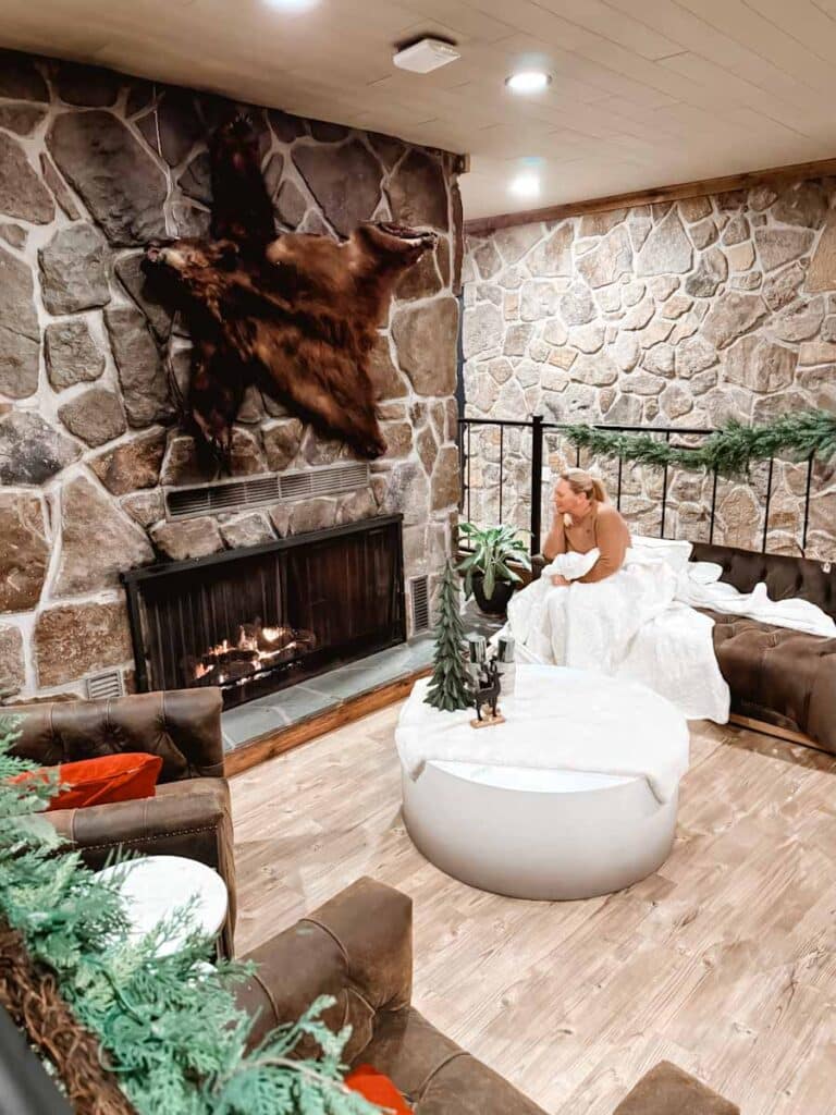 Cozy lounge area inside Cove Creek Lodge, a boutique Deep Creek Lake hotel with modern mountain design and lakeside charm.